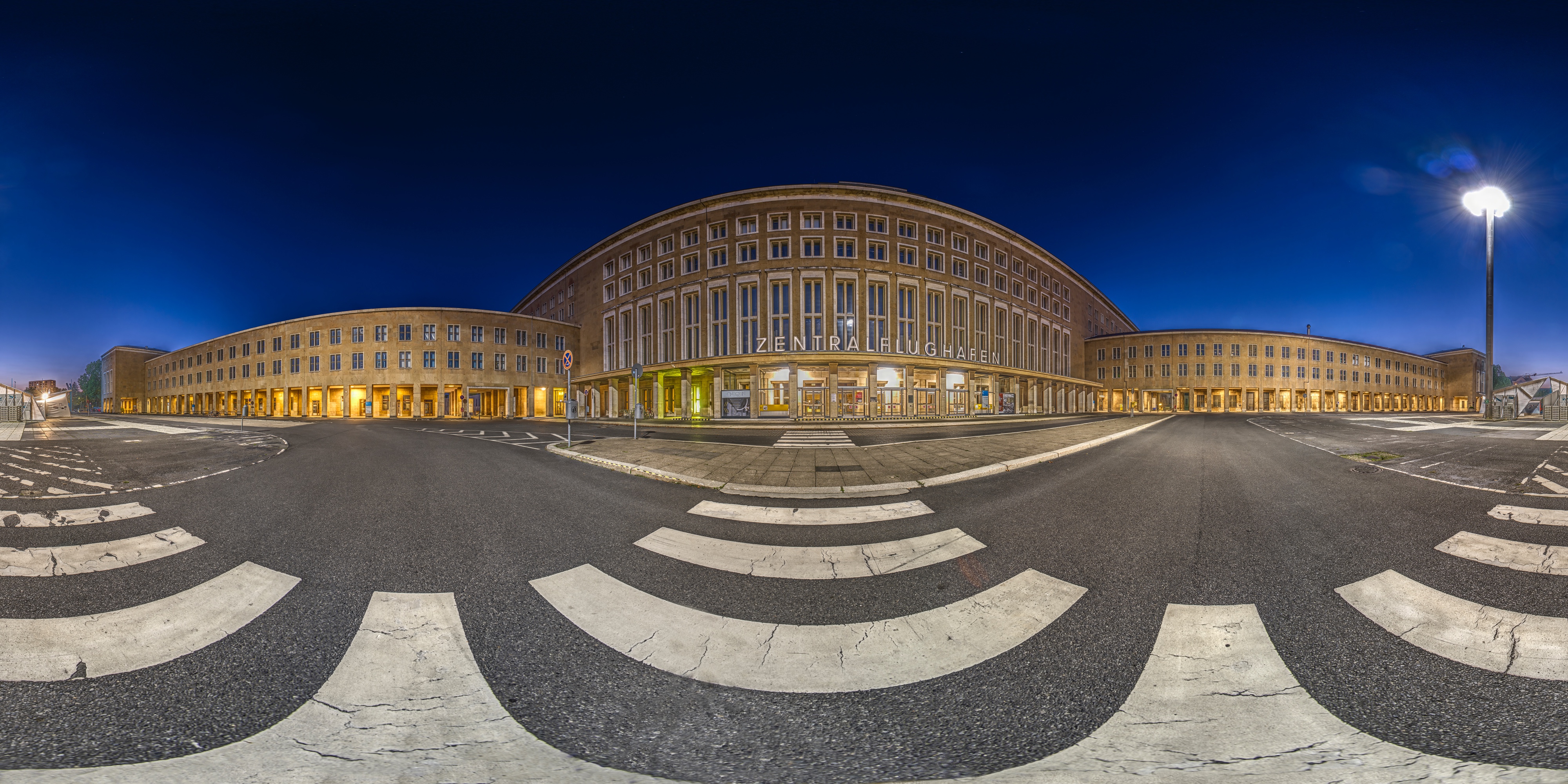360° Panorama des Hauptgebäude des ehemaligen Flughafen Tempelhof, Berlin
